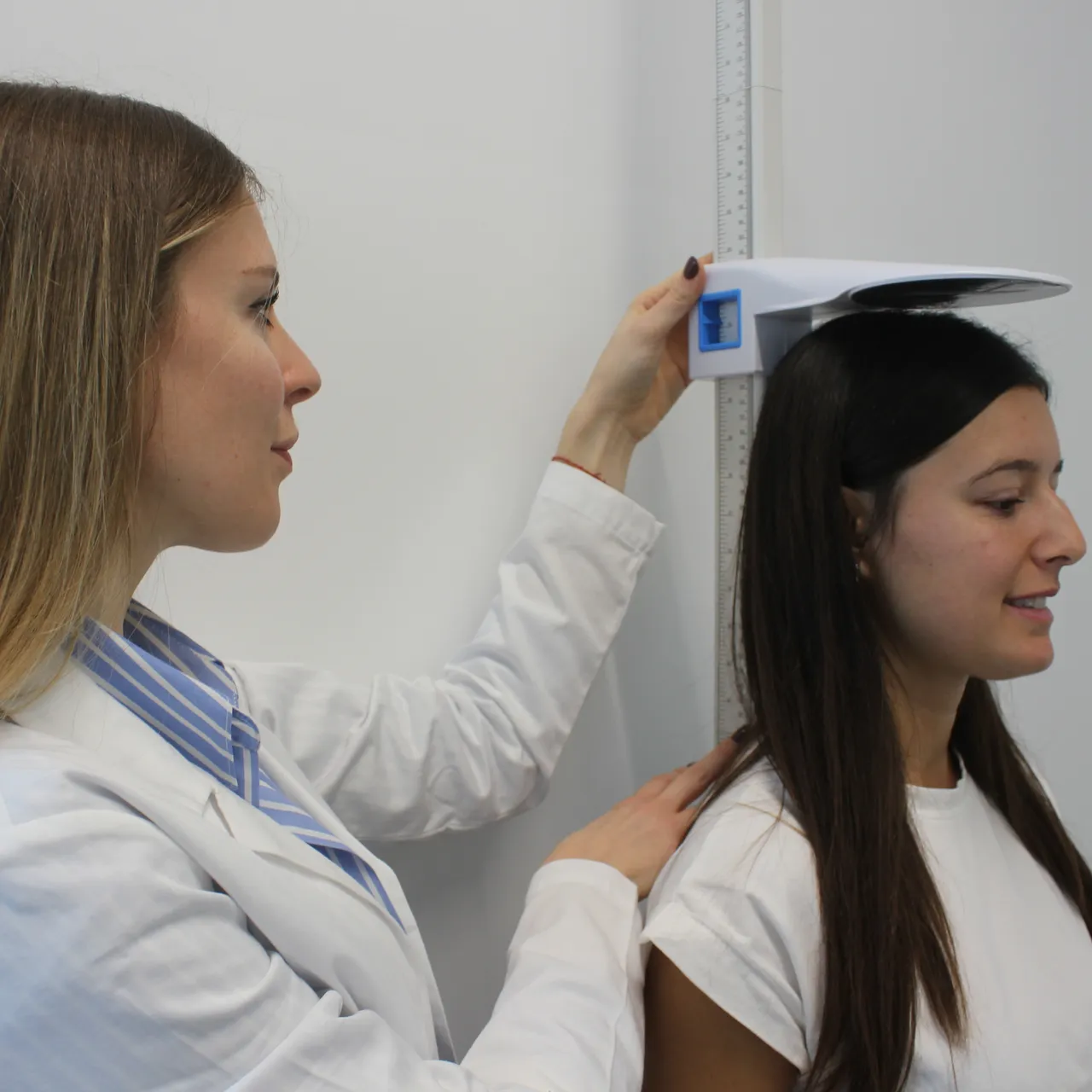 Nutrizionista che misura l'altezza del paziente