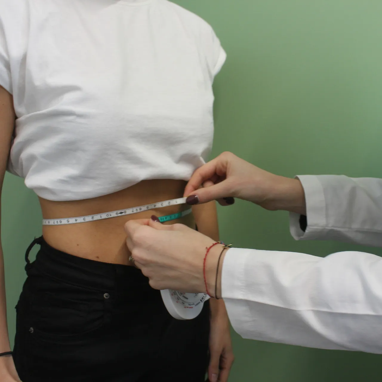 Nutrizionista che misura la circonferenza del paziente